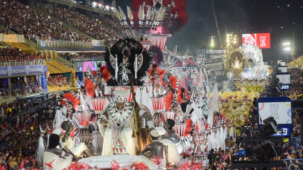 Más de 80 mil personas se reúnen en el sambódromo carioca