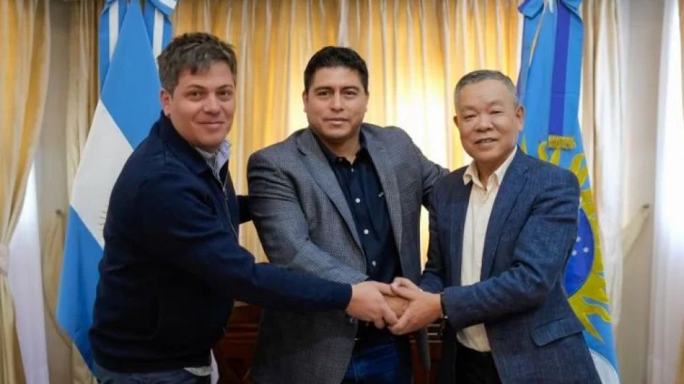 Empresarios de la compañía Hong Dong y de Hexarmonia Capital SA visitaron Santa Cruz y, con el gobernador Claudio Vidal, evaluaron oportunidades de inversión en el sector pesquero e industrial. Recorrieron los puertos y visitaron establecimientos privado