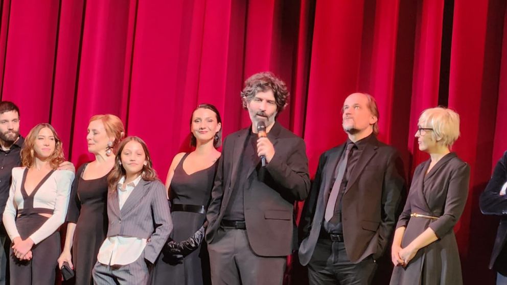 Iván Fund y parte del elenco de su película "El Mensaje"