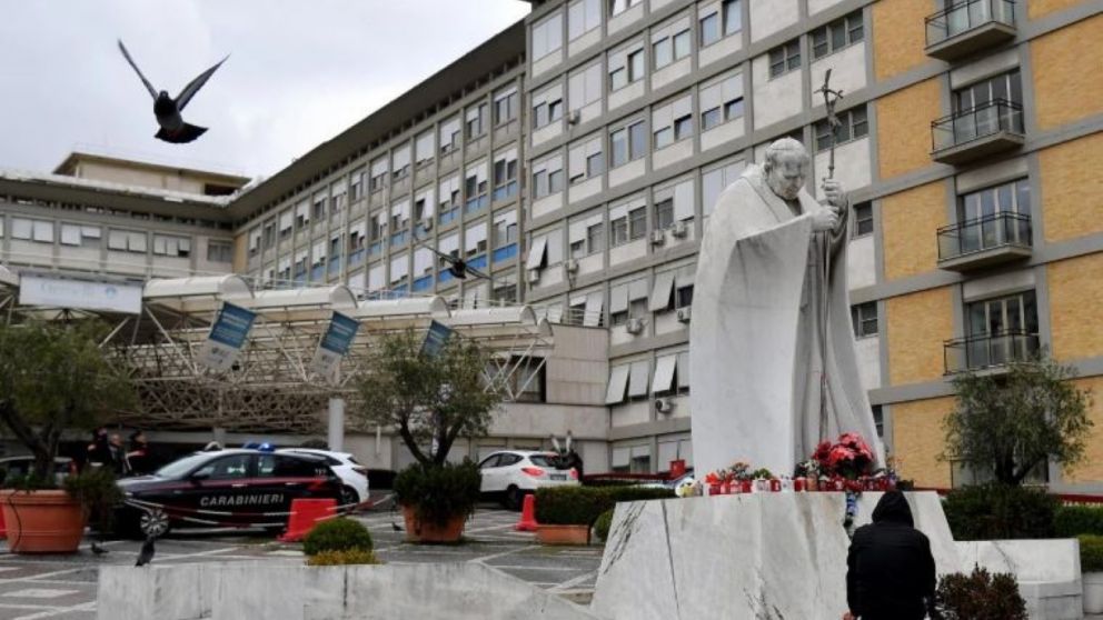 La hospitalización del Papa se alargó debido a su cuadro clínico complejo
