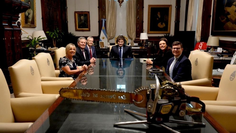 NOTICIAS ARGENTINAS BAIRES, FEBRERO 17 : El presidente Javier Milei se reunió este mediodía con el senador republicano Steve Daines tras la polemica abierta por la promoción de la moneda $Libra que se desplomó generando perdidas millonarias. Foto NA @OPR