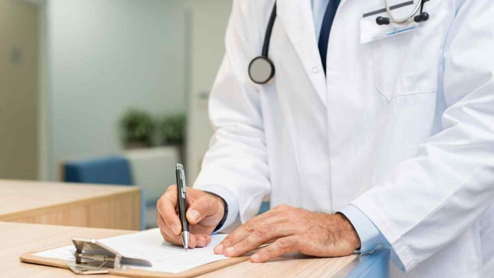 Falsificó un certificado médico para obtener 10 días extra de licencia y la descubrieron