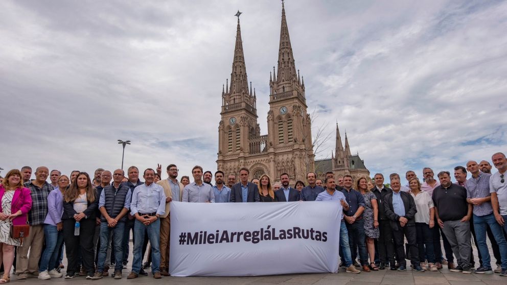 Katopodis y una veintena de intendentes denunciaron al Gobierno de Milei por el desvío de fondos destinados a rutas nacionales