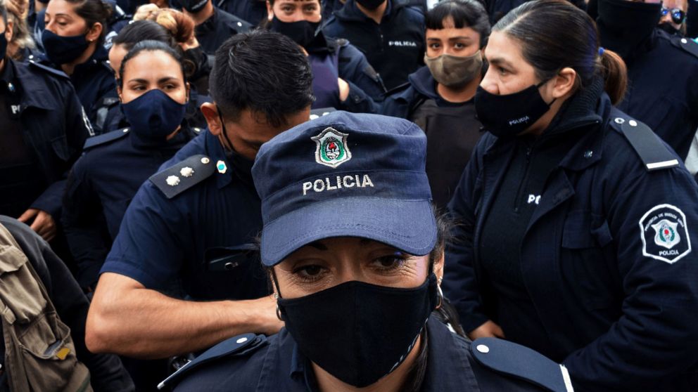 Policías bonaerenses: Aumento salarial en dos tramos y mejoras adicionales