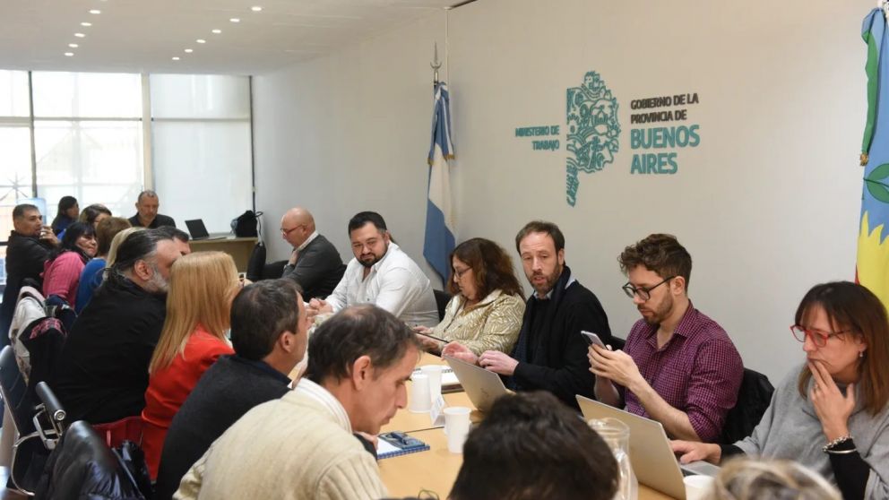 Nuevo aumento y beneficios para estatales bonaerenses