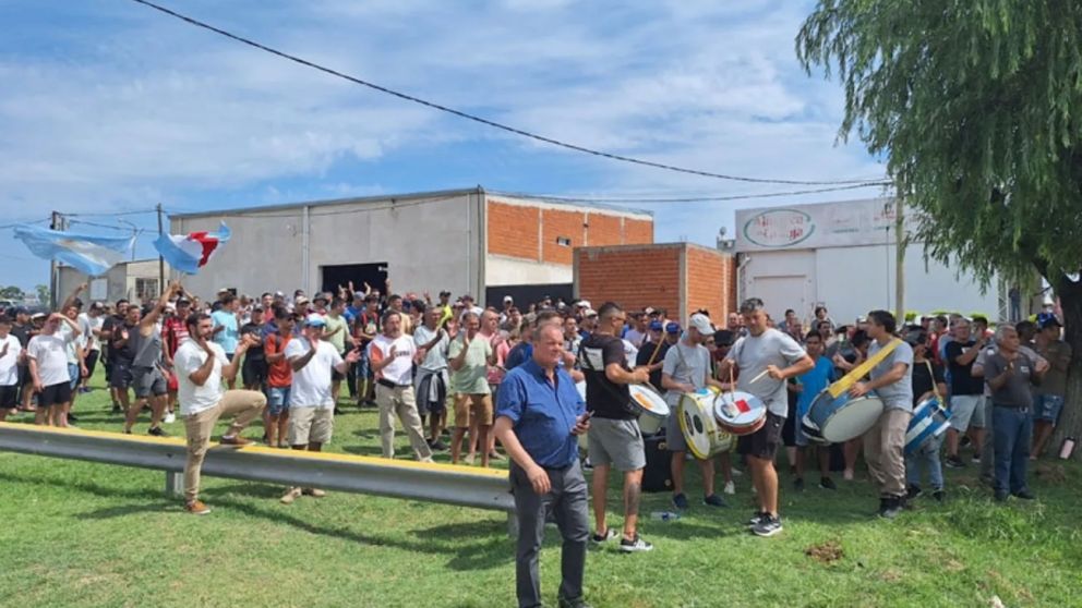 El conflicto por despidos en Granja Tres Arroyos, en paralelo a la paritaria