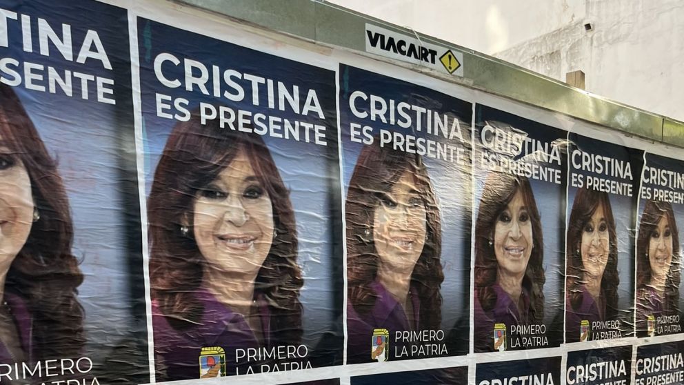 Cristina mantiene firme en mano el bastón de mariscal y le marca el terreno a Kicillof