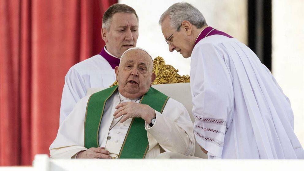 Le faltó el aire y el Papa Francisco pidió al maestro de ceremonias que continuara con la lectura de su homilía