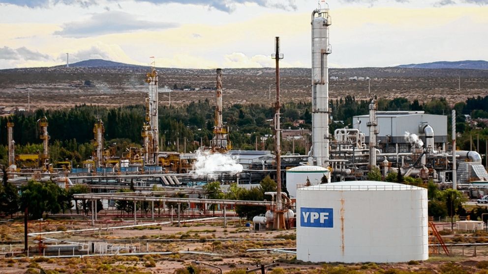plaza huincul refineria ypf petroquimica
