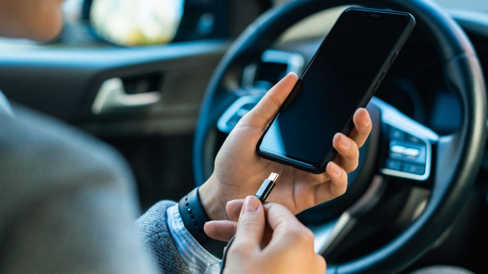 Celular en el auto (Freepik)
