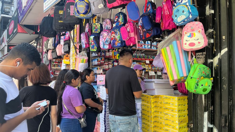 Largas filas en los locales de Once para comprar mochilas y útiles escolares