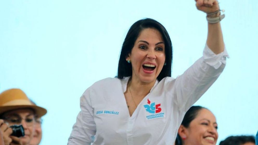 Luisa González lidera con un 35,5% de intención de voto, seguida de cerca por Daniel Noboa con un 32,9%.