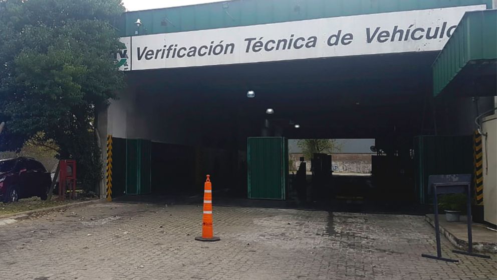 zzzznacg2NOTICIAS ARGENTINAS BAIRES, JUNIO 6: Diecinueve personas fueron demoradas en las últimas horas en la localidad bonaerense de Lavallol y en el barrio porteño de Saavedra sospechadas de integrar una banda que falsificaba obleas de la VTV. Foto NAzz