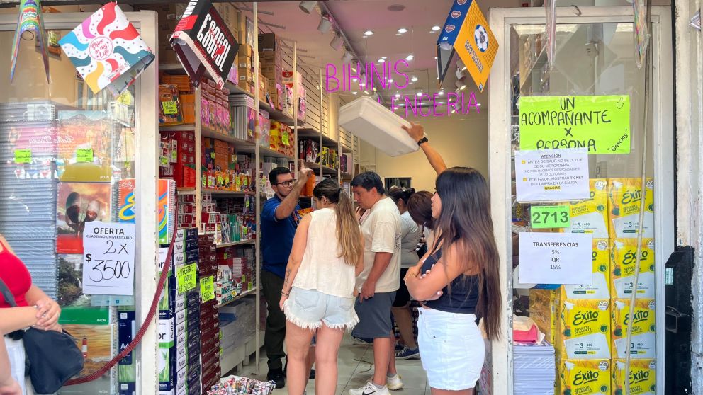 Una de las tantas lencerías de Once que venden útiles escolares