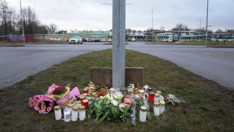 Personas depositaron flores en homenaje a las víctimas en la entrada al campus