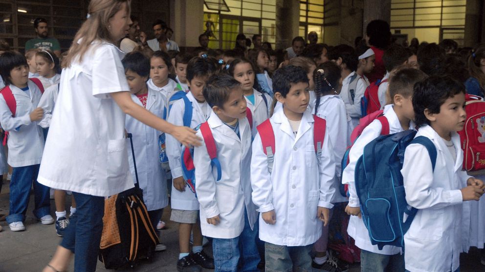 �El guardapolvo blanco escolar fue un invento argentino: la historia de su creadora