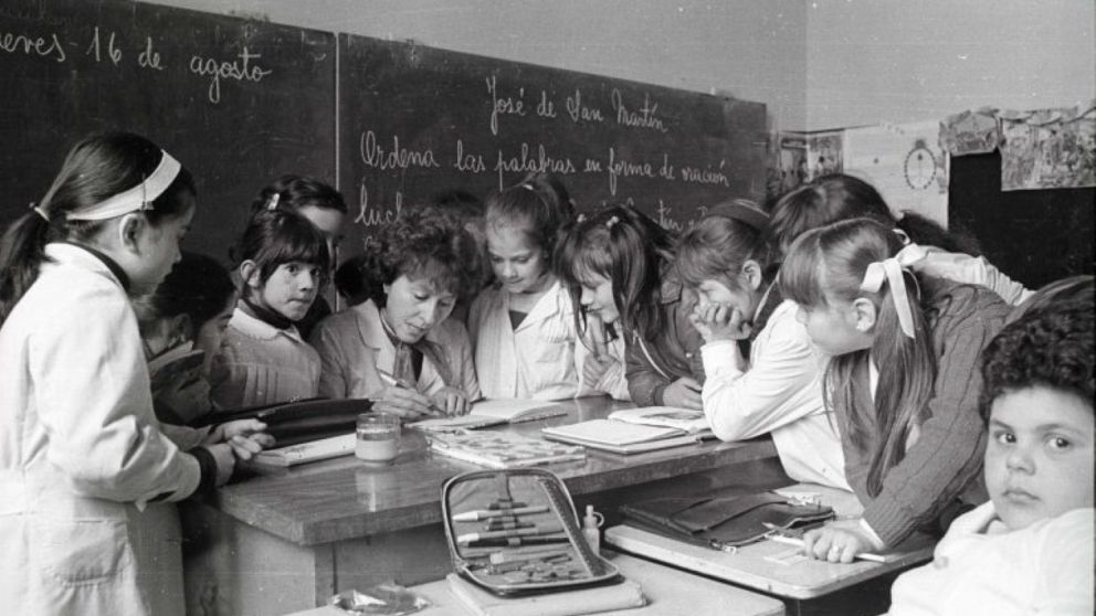 Una clase en la Escuela N�2 Jose Mar�a Guti�rrez durante los a�os 80