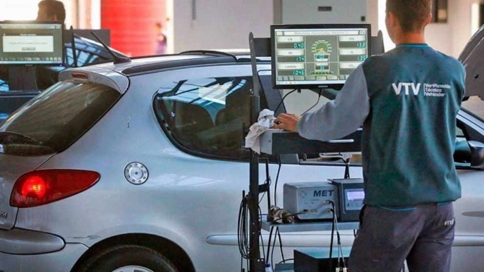 ¿Qué dice el DNU del registro automotor y la VTV?