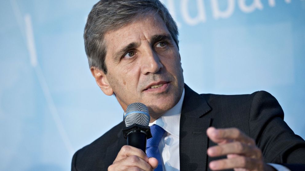 Luis Caputo habló del rumbo económico del país ante la crisis internacional.