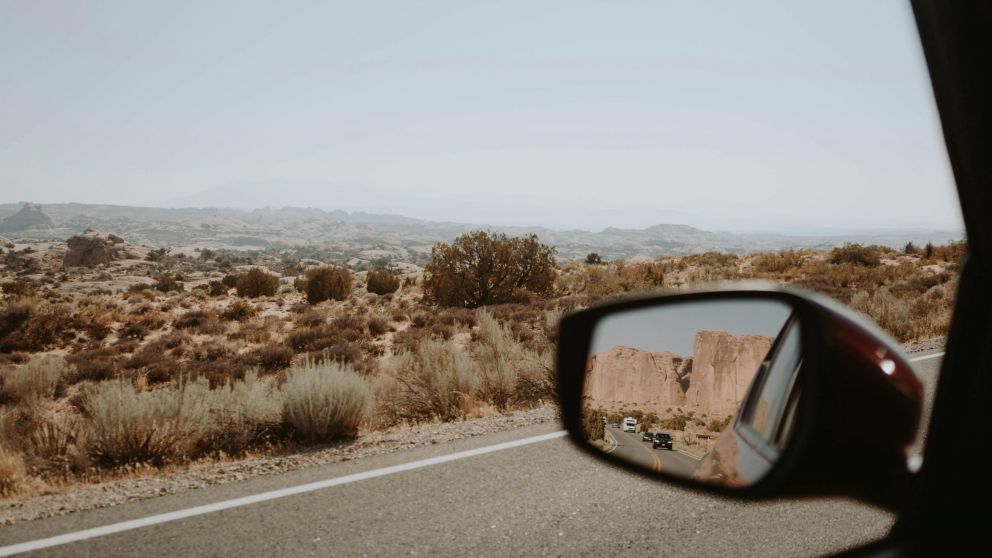 Auto en ruta (Pexels)