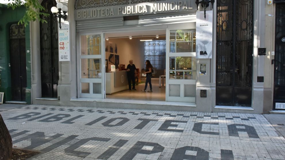 La biblioteca Miguel Cané es además una joya edilicia