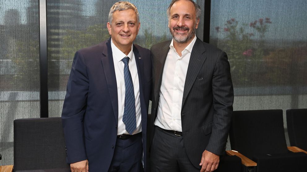 Horacio Marin, presidente y CEO de YPF y Marcos Bulgheroni, Group CEO de Pan American Energy tras la firma del acuerdo