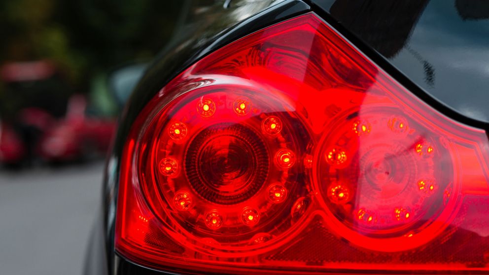 Qué significa la luz de freno en el tablero y cuándo deberías preocuparte