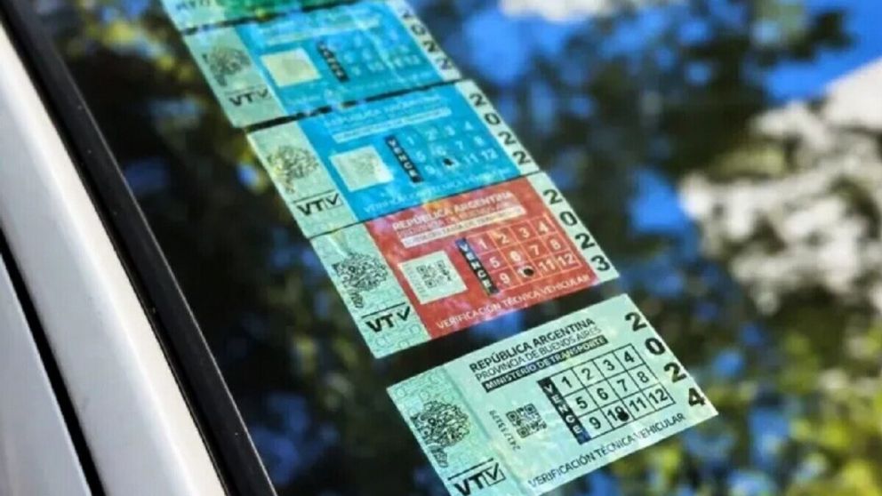 Cómo sacar los stickers viejos de la VTV