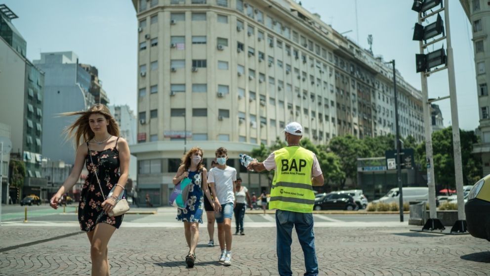 Hidratarse, aún sin sed, es fundamental en días con tanto calor