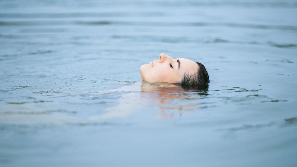 Qu� significa so�ar con agua, seg�n la psicolog�a