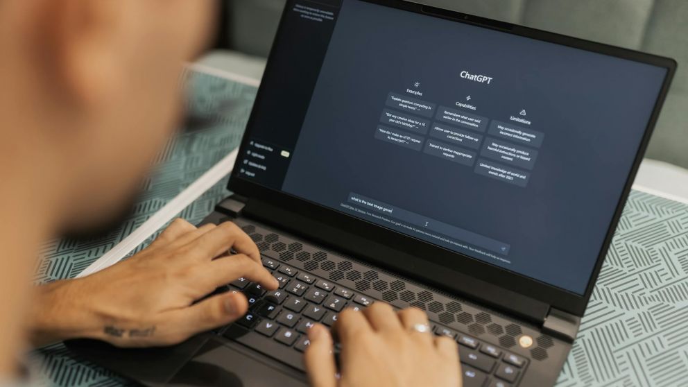Gracias a ChatGPT fundó una empresa y recaudó 7700 dólares en dos meses