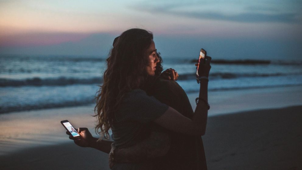 El celular reconfiguró la manera en que experimentamos la soledad y la conexión