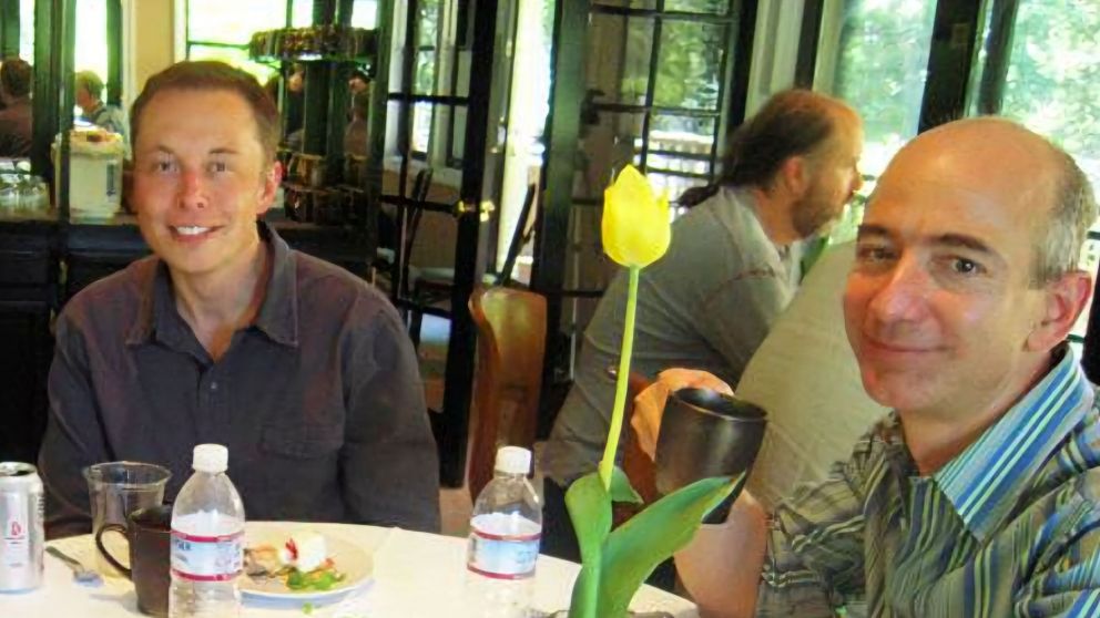 Musk y Bezos, en una foto de 2004, cuando Amazon valía menos de USD 20.000 millones y Tesla aún no había salido a bolsa