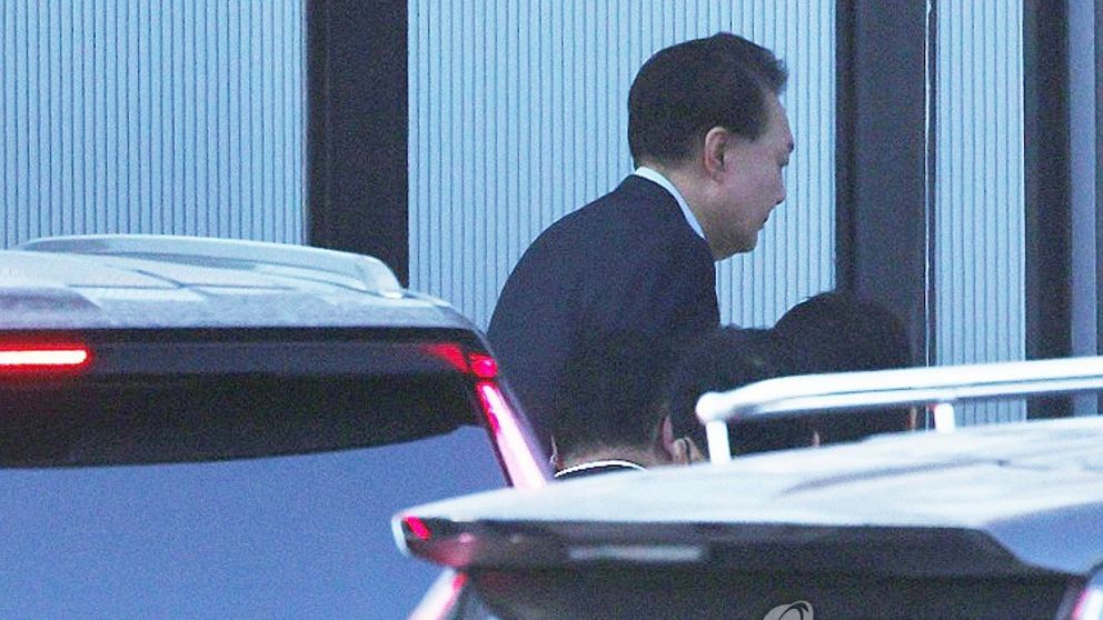 Yoon ingresa a la Oficina de Investigación de la Corrupción de Funcionarios de Alto Rango, para ser interrogado por su declaración de la ley marcial