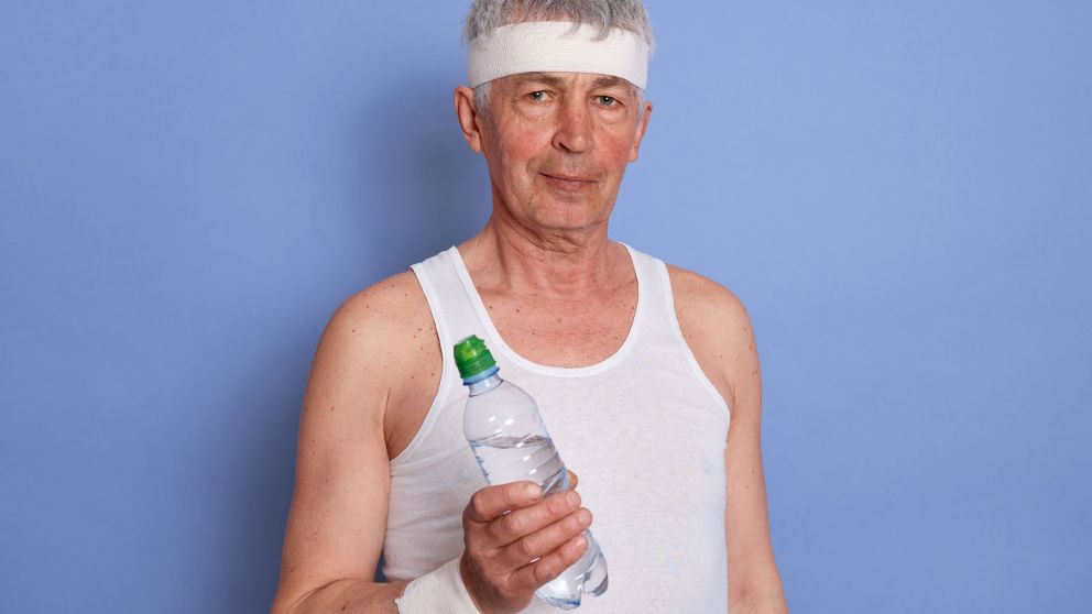 Adulto mayor con calor (Freepik)