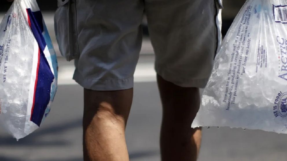 Crece la venta de cubitos de hielo las 24 horas