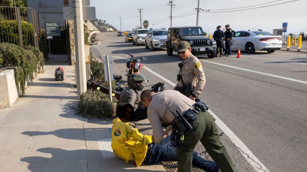 El momento de la detención del falso bombero