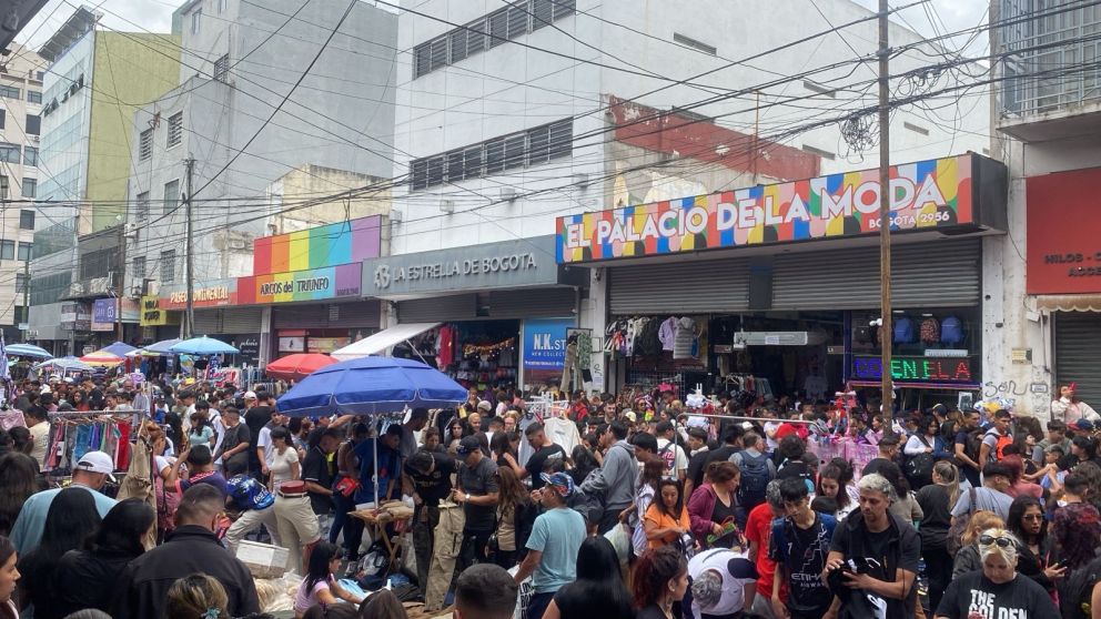 Los manteros inauguraron una calle peatonal en Flores, nunca en la historia hubo tantos vendedores