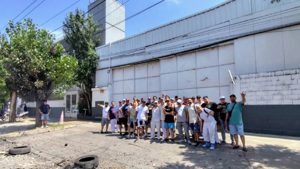 Reclamo de trabajadores del frigorífico Euro por 75 despidos por whatsapp