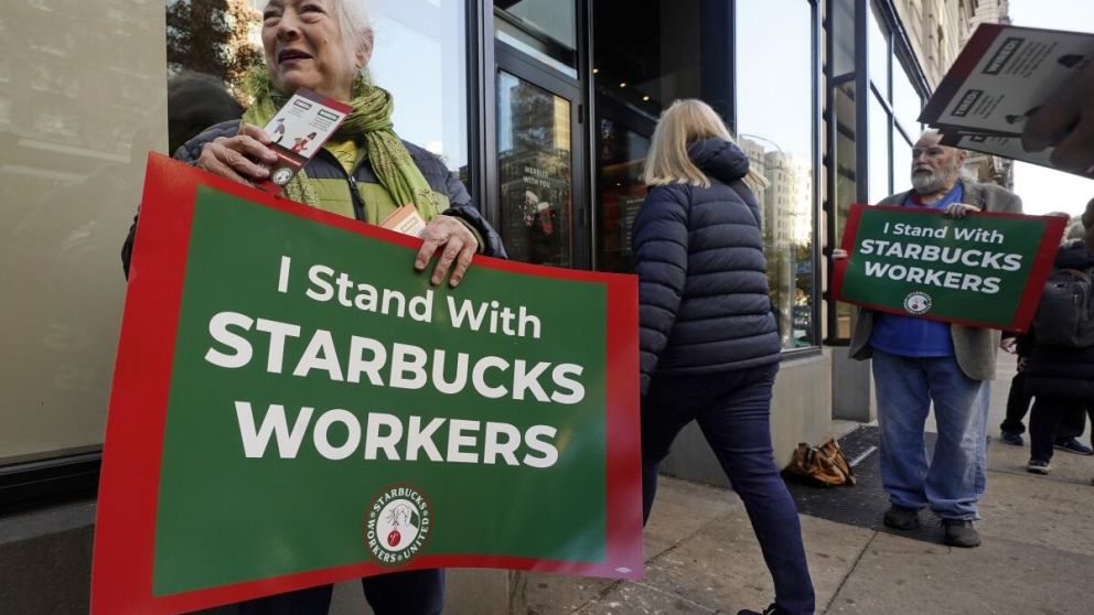 Empleados de Starbucks van a la huelga en tres grandes ciudades de EE.UU.