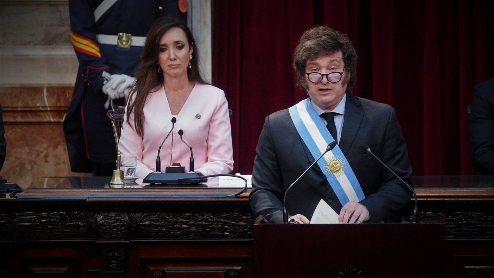 El episodio de los afiches reavivó las tensiones que atraviesa la relación entre la Vicepresidenta y el Presidente