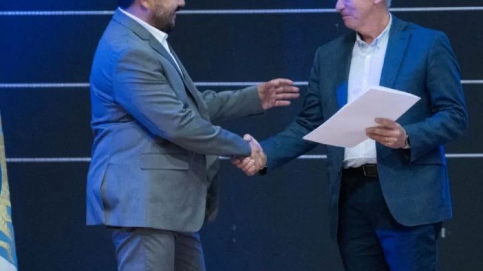 En el acto de cierre del primer año de gestión, el Gobierno provincial y el gerente de Relaciones Institucionales de PAE, Horacio García, firmaron el acta. El equipamiento ya está en funcionamiento en el Hospital Zonal "Pedro Tardivo" de Caleta Olivia.