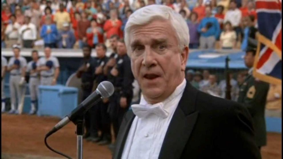 Enrico Pallazzo/Frank Dreblin/Leslie Nielsen en el clásico La pistola desnuda