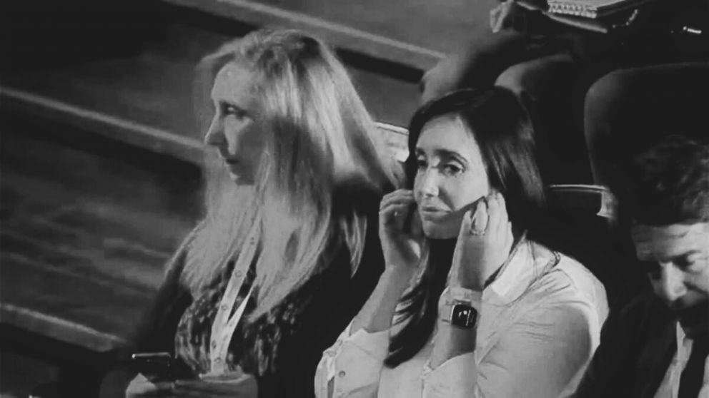 Victoria Villarruel y Karina Milei, sentadas juntas en el debate presidencial