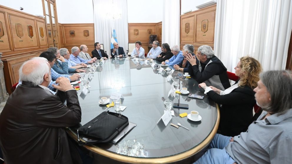 El gobierno convoca a la CGT y empresarios a la Casa Rosada por la reforma laboral.