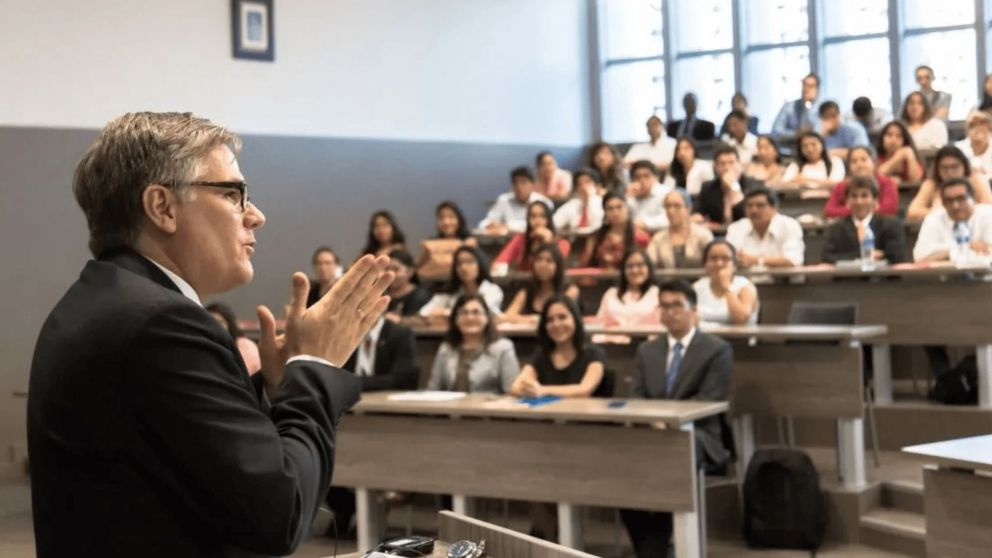 Docentes universitarios enfrentan un 2025 de lucha tras una pérdida salarial del 50%