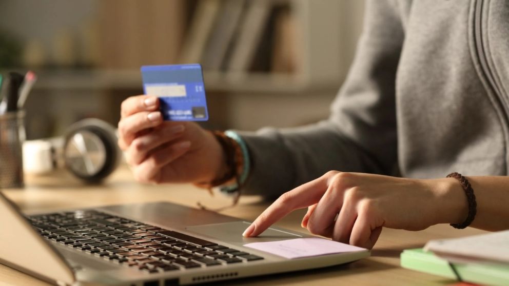 Las compras de bienes y servicios en el exterior dejarán de pagar un 30% de recargo desde el 23 de diciembre