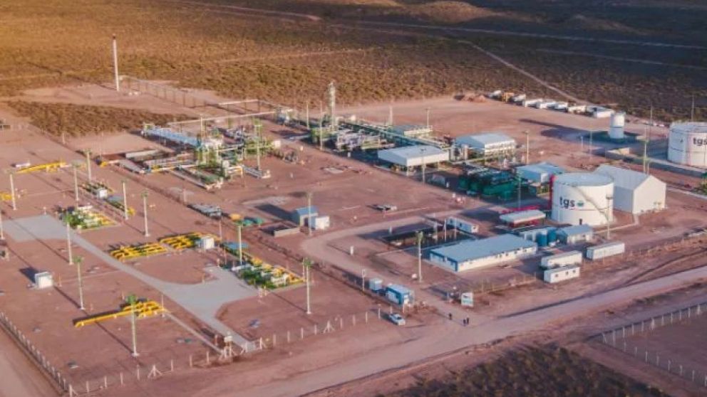 El precio del petróleo en 2025 se ha proyectado desde USD 60 a los USD 82, según las consultoras. Los riesgos de un crudo "barato" para Argentina y Santa Cruz. El impacto de la asunción de Donald Trump, los autos eléctricos y la endeble economía China.