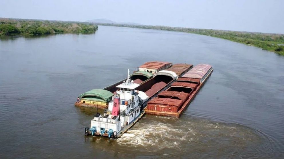 Por la hidrovía transita el 80% de las exportaciones de granos del país y de Paraguay.