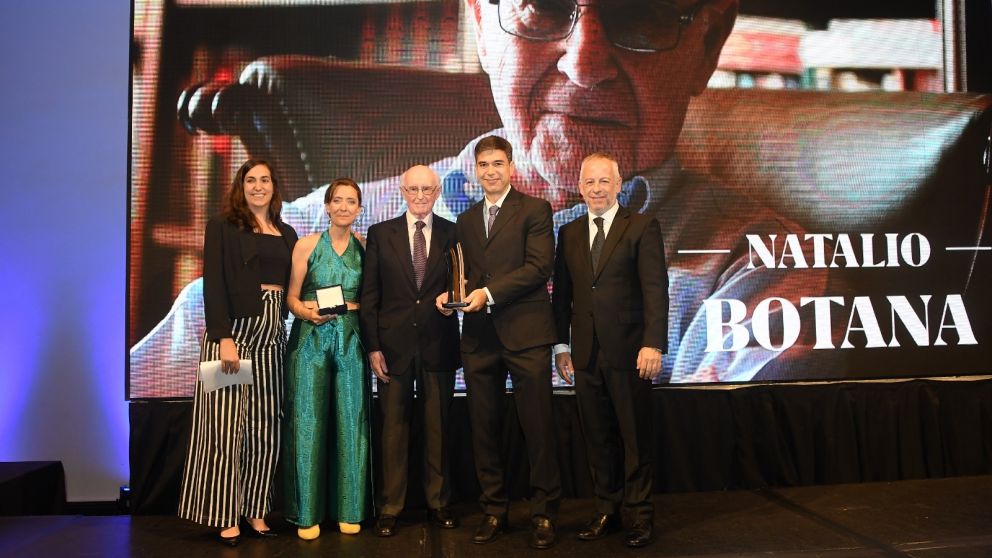 Natalio Botana fue reconocido por Adepa. En el escenario con la historiadora  Camila Perochena; Ana Tronfi, secretaria general de Adepa y ADN Sur; Daniel Dessein, La Gaceta; y Mart�n Etchevers, presidente de Adepa.